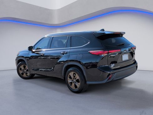 Used 2022 Toyota Highlander Bronze Edition image 9