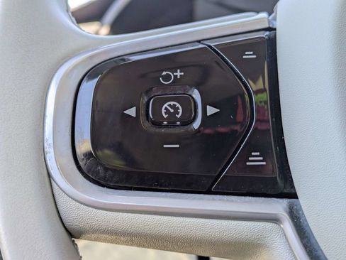 Used 2018 Volvo XC90 T6 Momentum w/ Convenience Package image 36