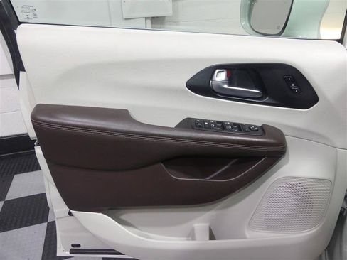 Used 2020 Chrysler Pacifica Touring-L w/ Tire & Wheel Group FWD image 18