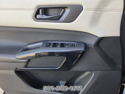 Used 2024 Nissan Pathfinder SV FWD image 29