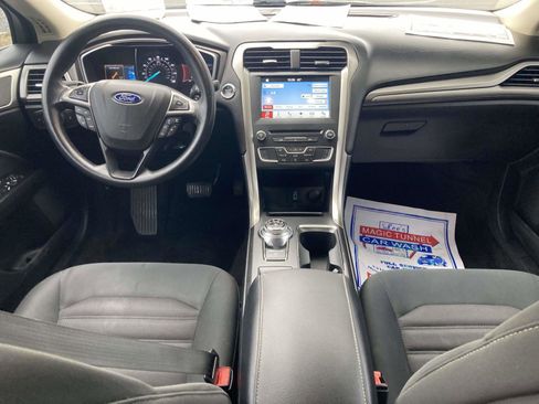 Used 2017 Ford Fusion SE w/ Fusion SE Technology Package image 15