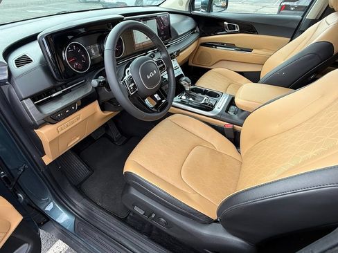 Used 2023 Kia Carnival EX FWD image 17
