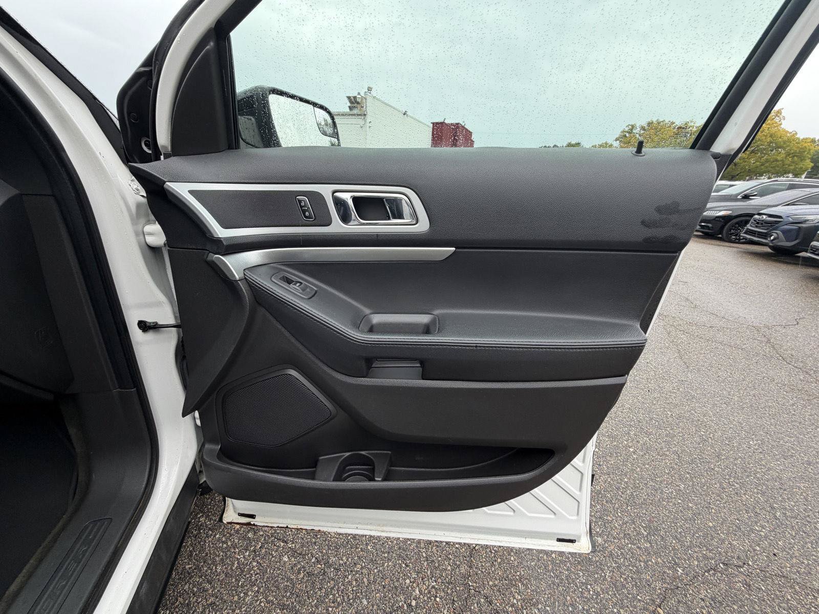 Used 2014 Ford Explorer XLT w/ Equipment Group 202A FWD image 31