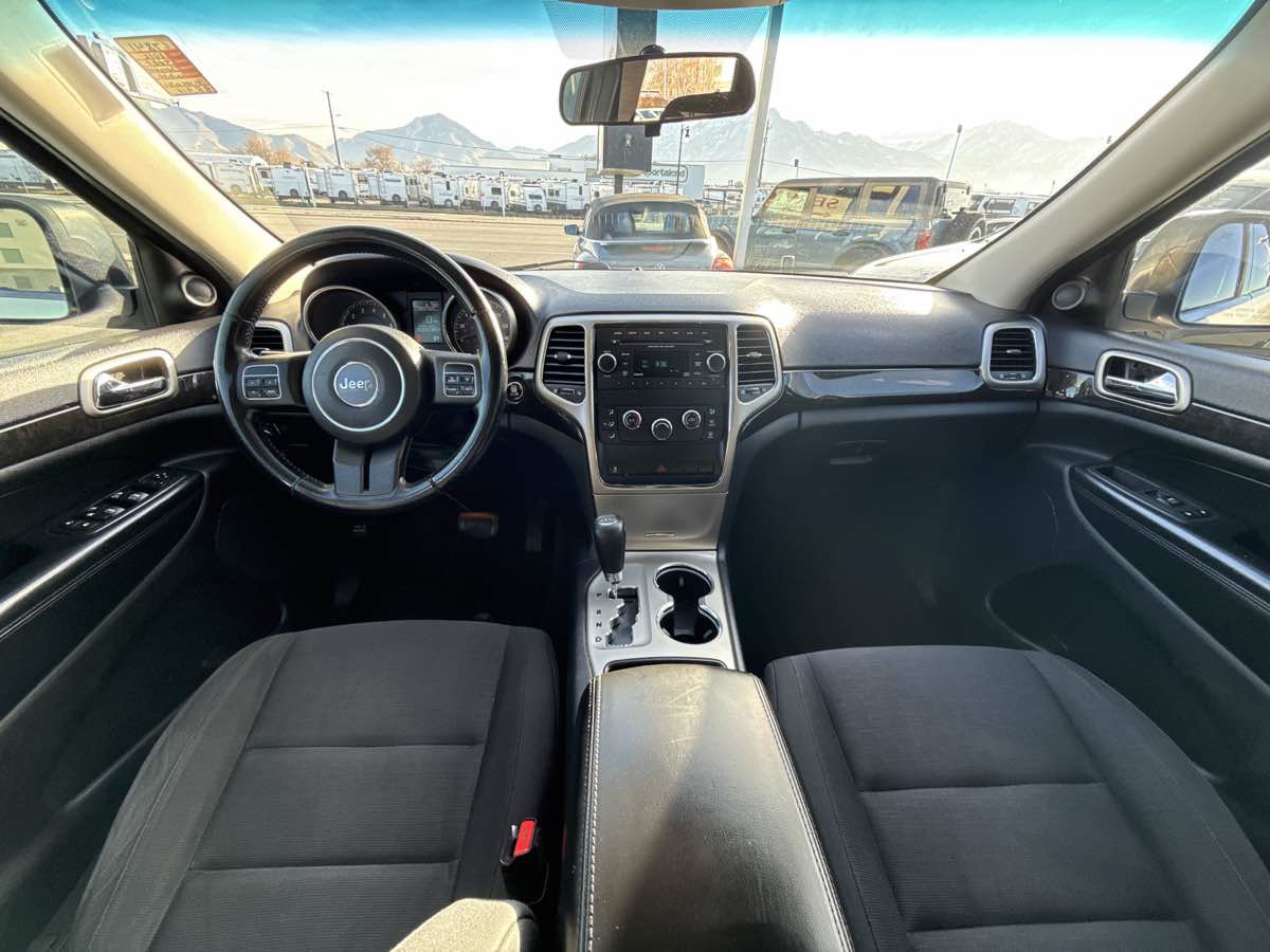 Used 2012 Jeep Grand Cherokee Laredo w/ Laredo E Group AWD/4WD image 16