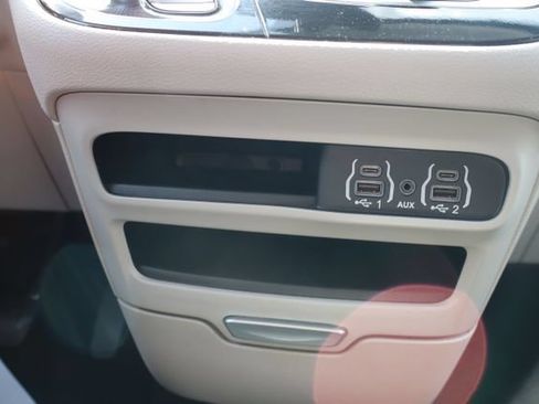 Used 2023 Chrysler Pacifica Touring-L FWD image 18