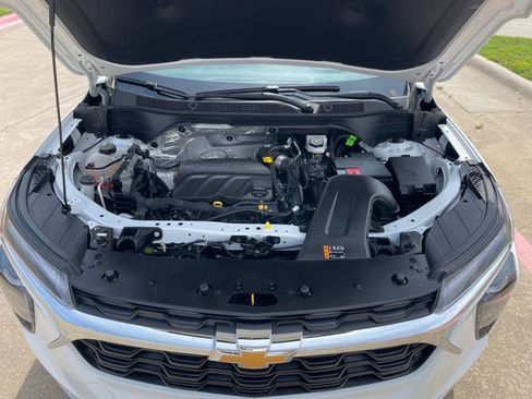 Used 2025 Chevrolet Trax LT w/ LT Convenience Package image 35