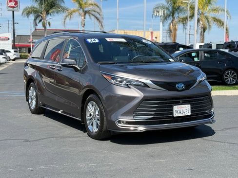 Certified 2024 Toyota Sienna Platinum image 2