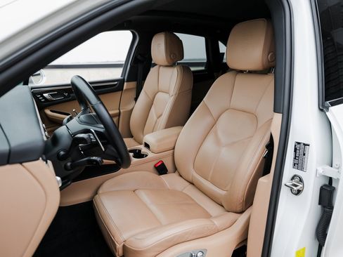 Certified 2023 Porsche Macan image 5