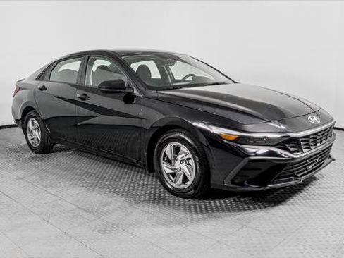 Used 2025 Hyundai Elantra SE FWD image 11