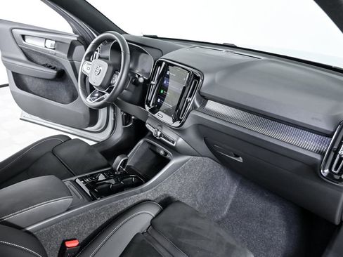 Certified 2025 Volvo XC40 B5 Plus image 25