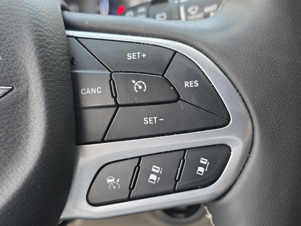 Used 2024 Chrysler Pacifica Touring-L FWD image 26