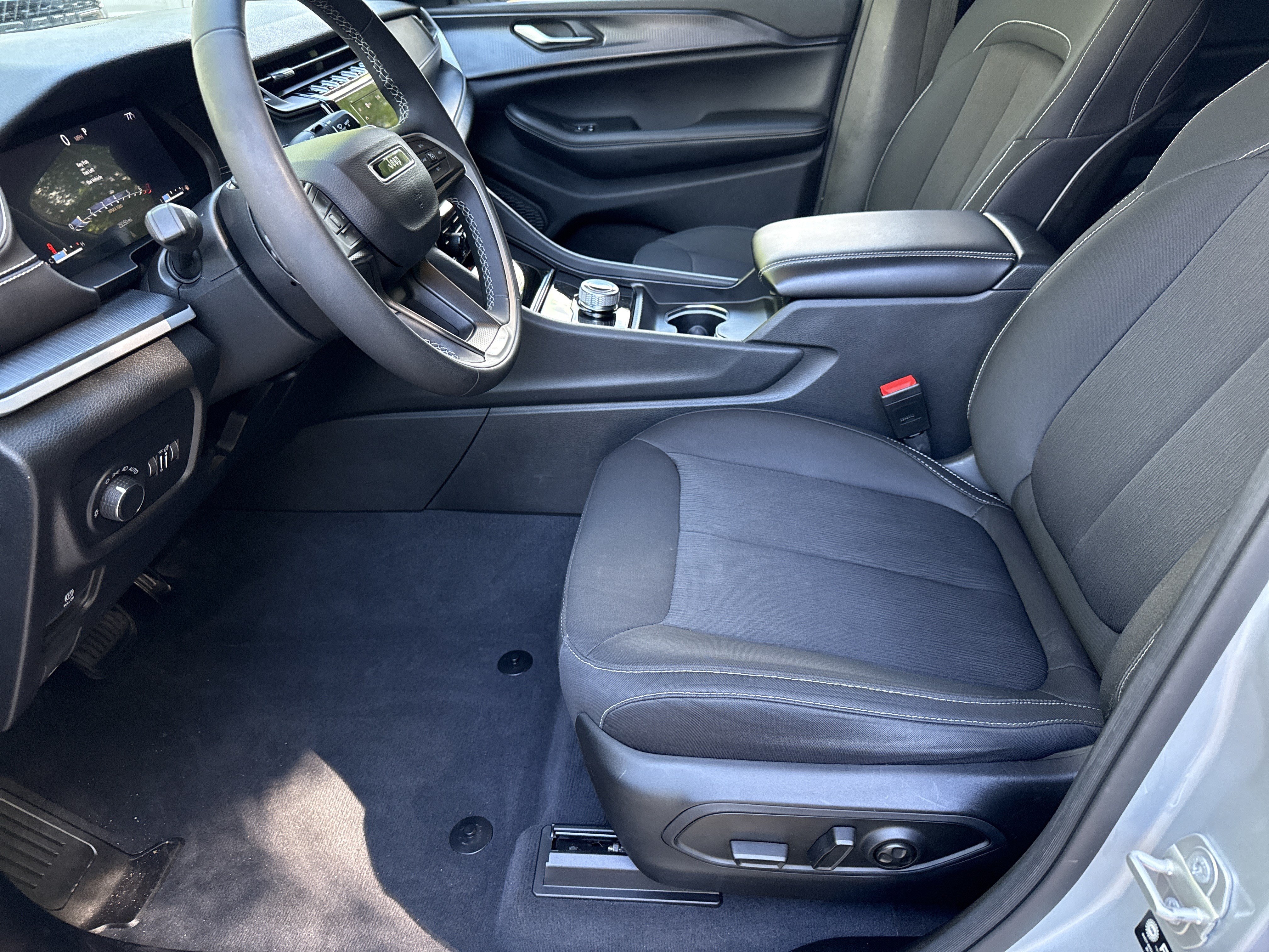Used 2023 Jeep Grand Cherokee Laredo AWD/4WD image 9