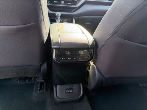 Used 2025 Toyota Highlander LE image 24