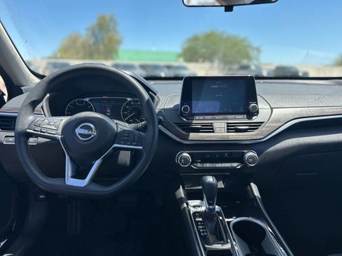 Used 2024 Nissan Altima 2.5 SV FWD image 14