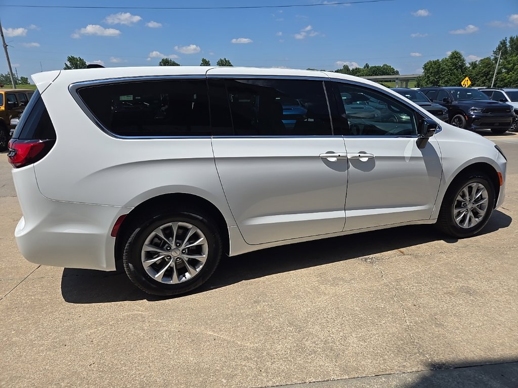 New 2027 Chrysler Pacifica Select w/ Family Tech Group AWD/4WD image 15