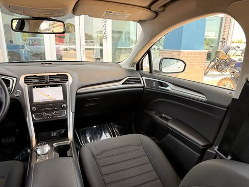 Used 2019 Ford Fusion SE FWD image 21