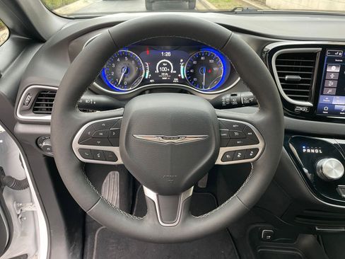 Used 2025 Chrysler Pacifica Select image 30