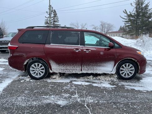 Used 2017 Toyota Sienna XLE image 9