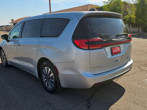 Used 2023 Chrysler Pacifica Touring-L FWD image 8