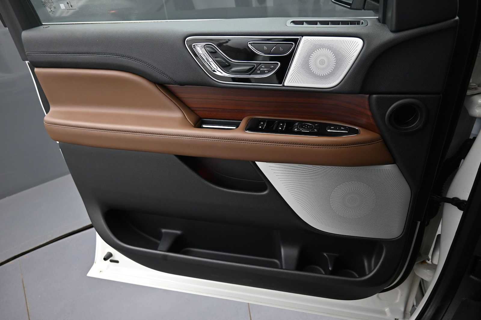 Used 2023 Lincoln Navigator Reserve AWD/4WD image 11