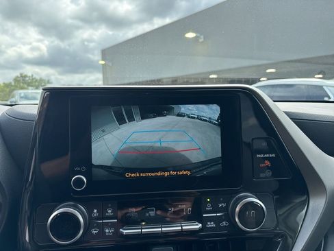 Used 2025 Toyota Highlander LE FWD image 24