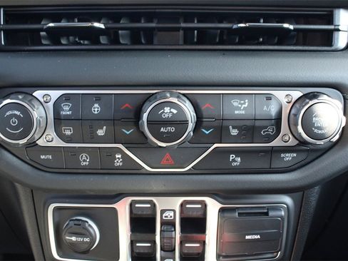 Used 2025 Jeep Wrangler Unlimited Rubicon w/ Technology Group image 21