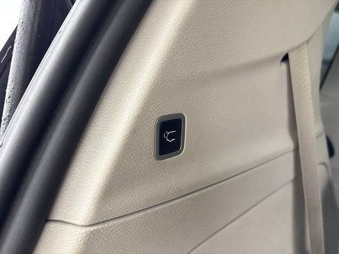 Used 2020 Chrysler Pacifica Limited FWD image 11