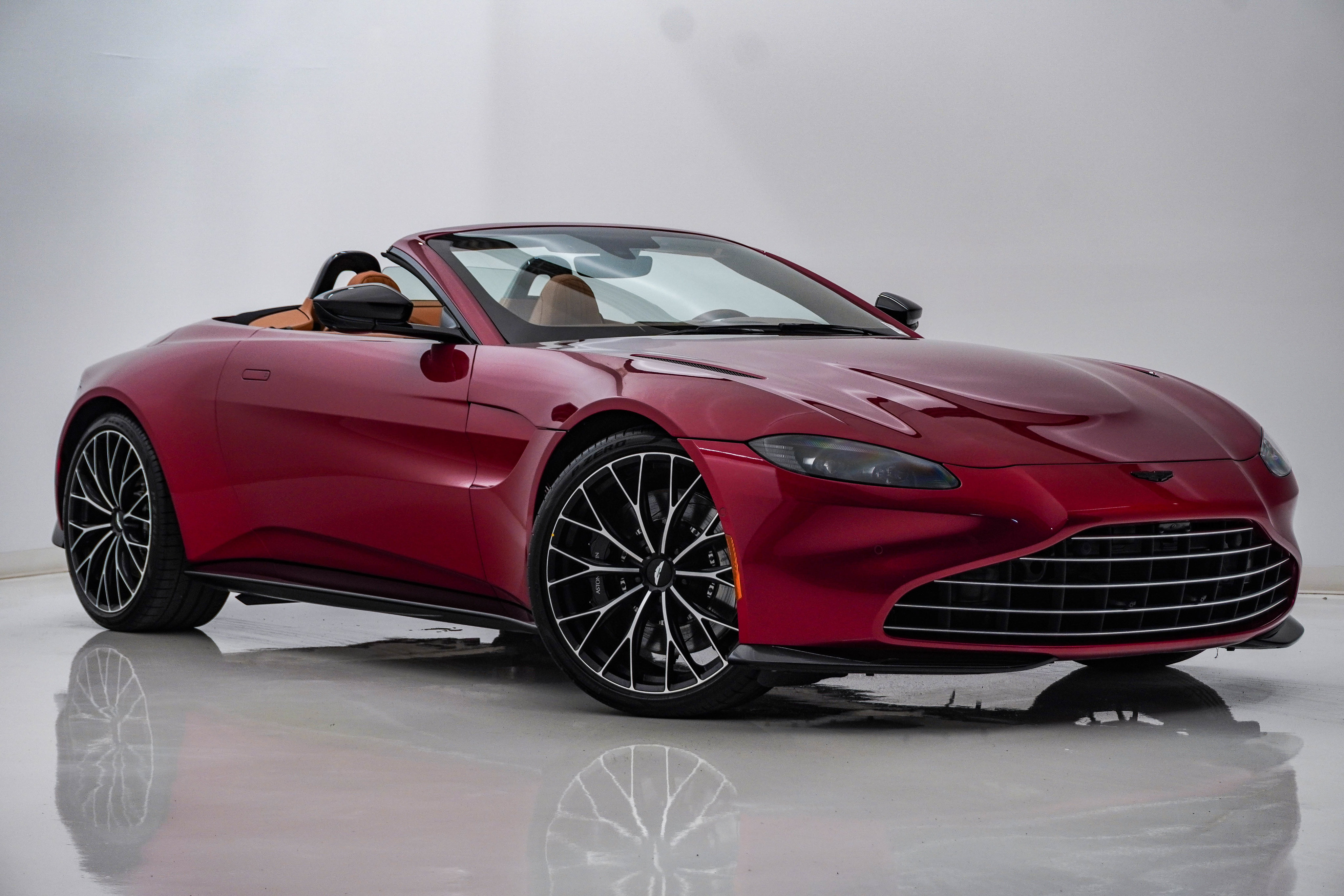 Used 2023 Aston Martin V8 Vantage Roadster RWD image 1