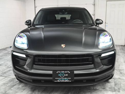 Used 2022 Porsche Macan AWD/4WD image 2