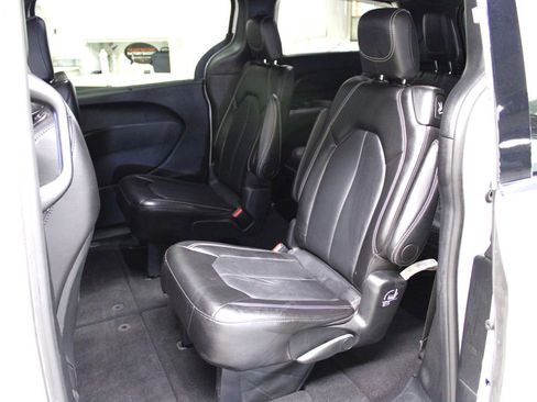 Used 2025 Chrysler Pacifica Select image 26
