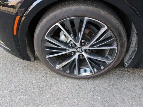 Used 2025 Toyota Prius XLE FWD image 13