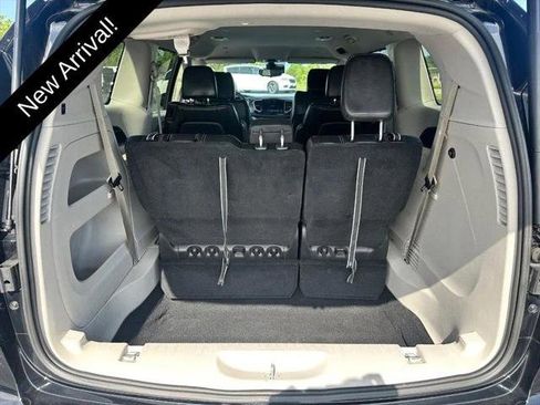 Certified 2024 Chrysler Pacifica Touring-L FWD image 5