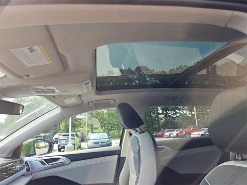 New 2025 Volkswagen Taos SE image 7