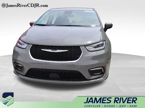 Used 2023 Chrysler Pacifica Touring-L FWD image 4