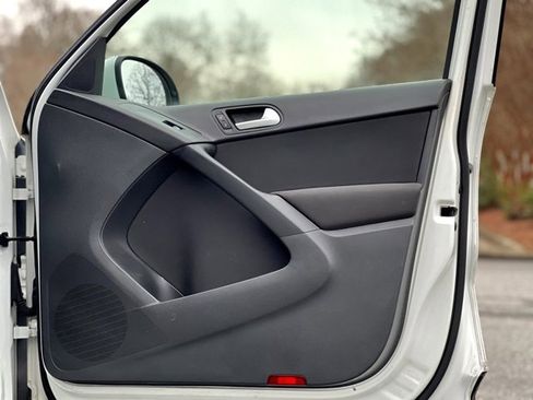 Used 2018 Volkswagen Tiguan Limited image 22