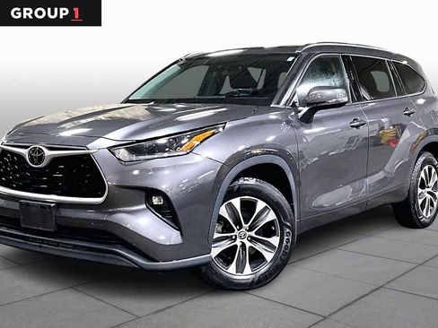 Used 2021 Toyota Highlander XLE image 1