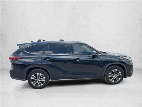 Used 2020 Toyota Highlander XLE FWD image 4