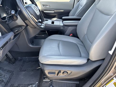 Used 2023 Toyota Sienna XLE FWD image 19