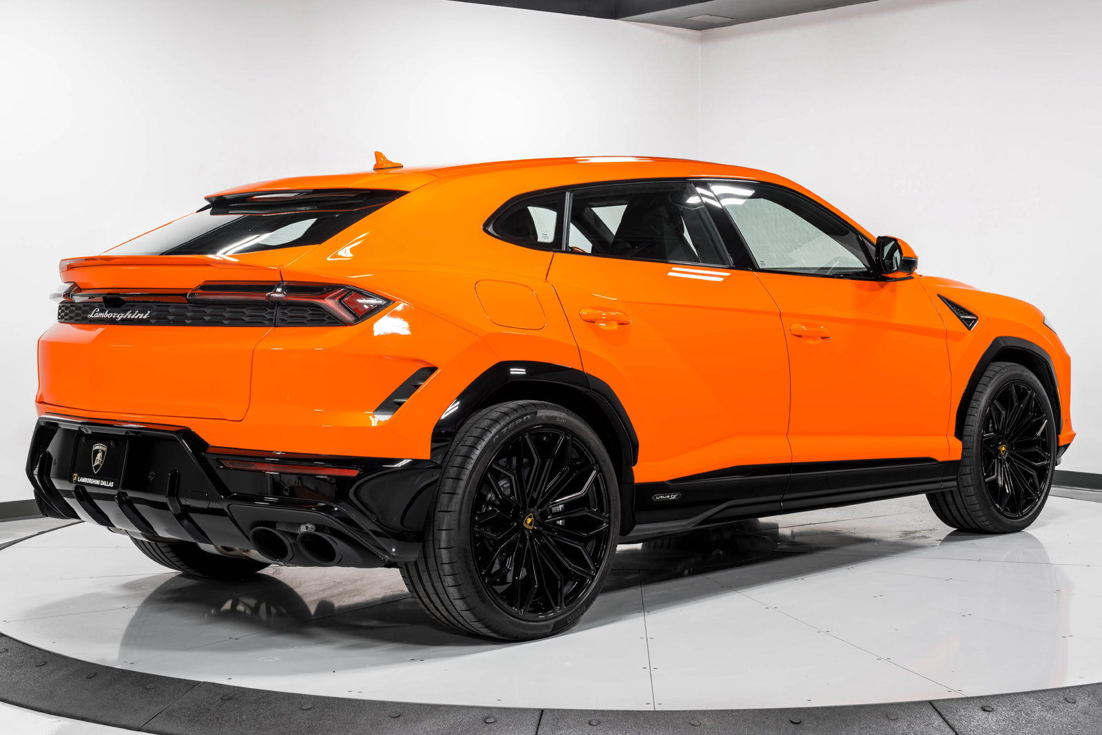 Used 2025 Lamborghini Urus SE AWD/4WD image 3