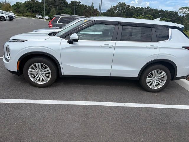 Used 2024 Mitsubishi Outlander ES FWD image 7