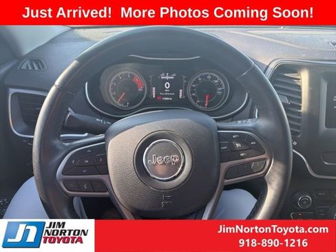 Used 2019 Jeep Cherokee Latitude Plus AWD/4WD image 10