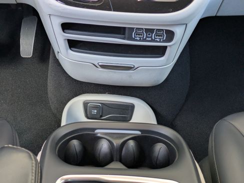Used 2023 Chrysler Pacifica Touring-L FWD image 21