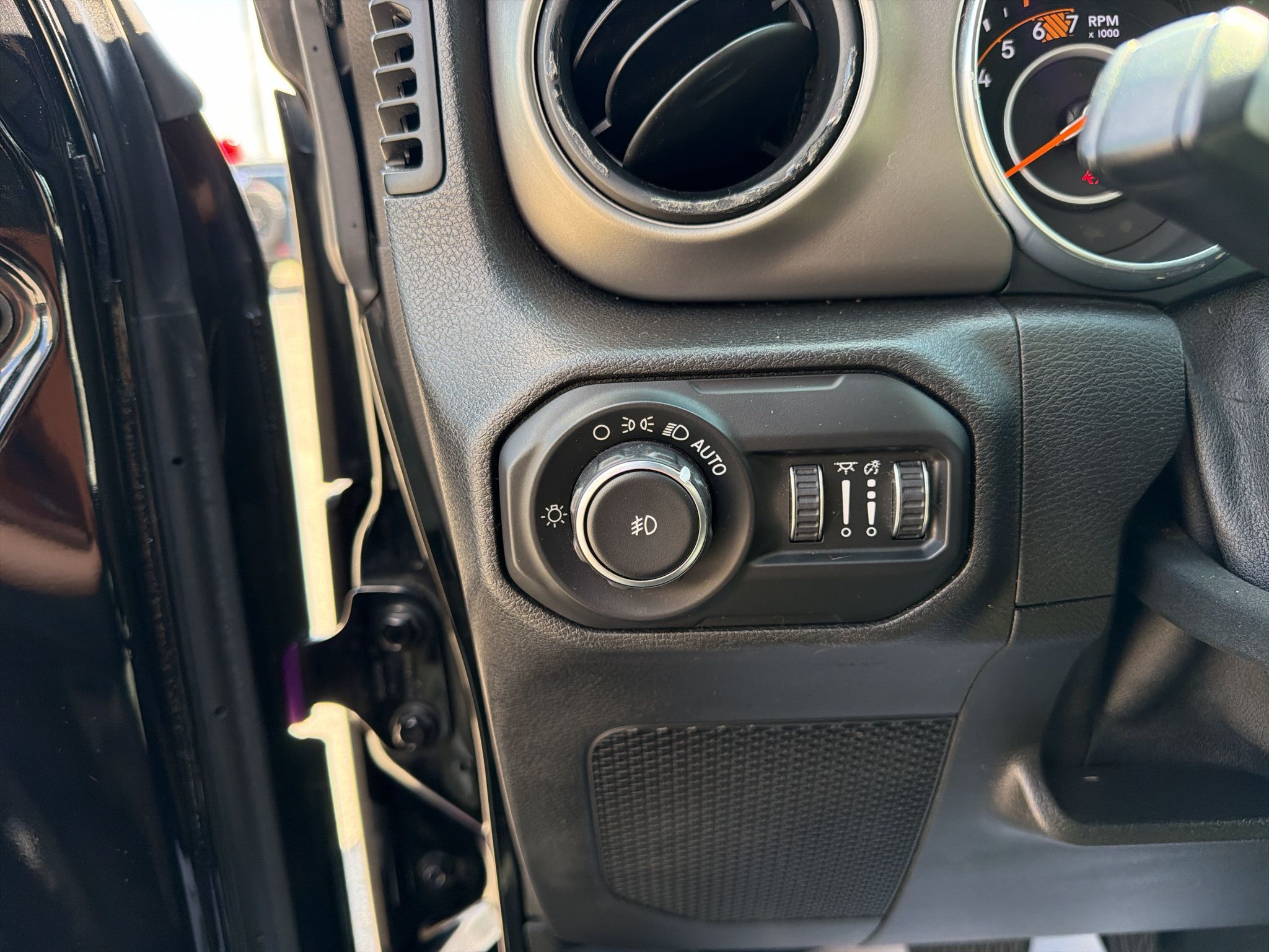 Used 2018 Jeep Wrangler Sport AWD/4WD image 15
