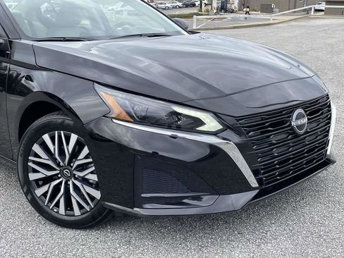 Used 2025 Nissan Altima 2.5 SV FWD image 9