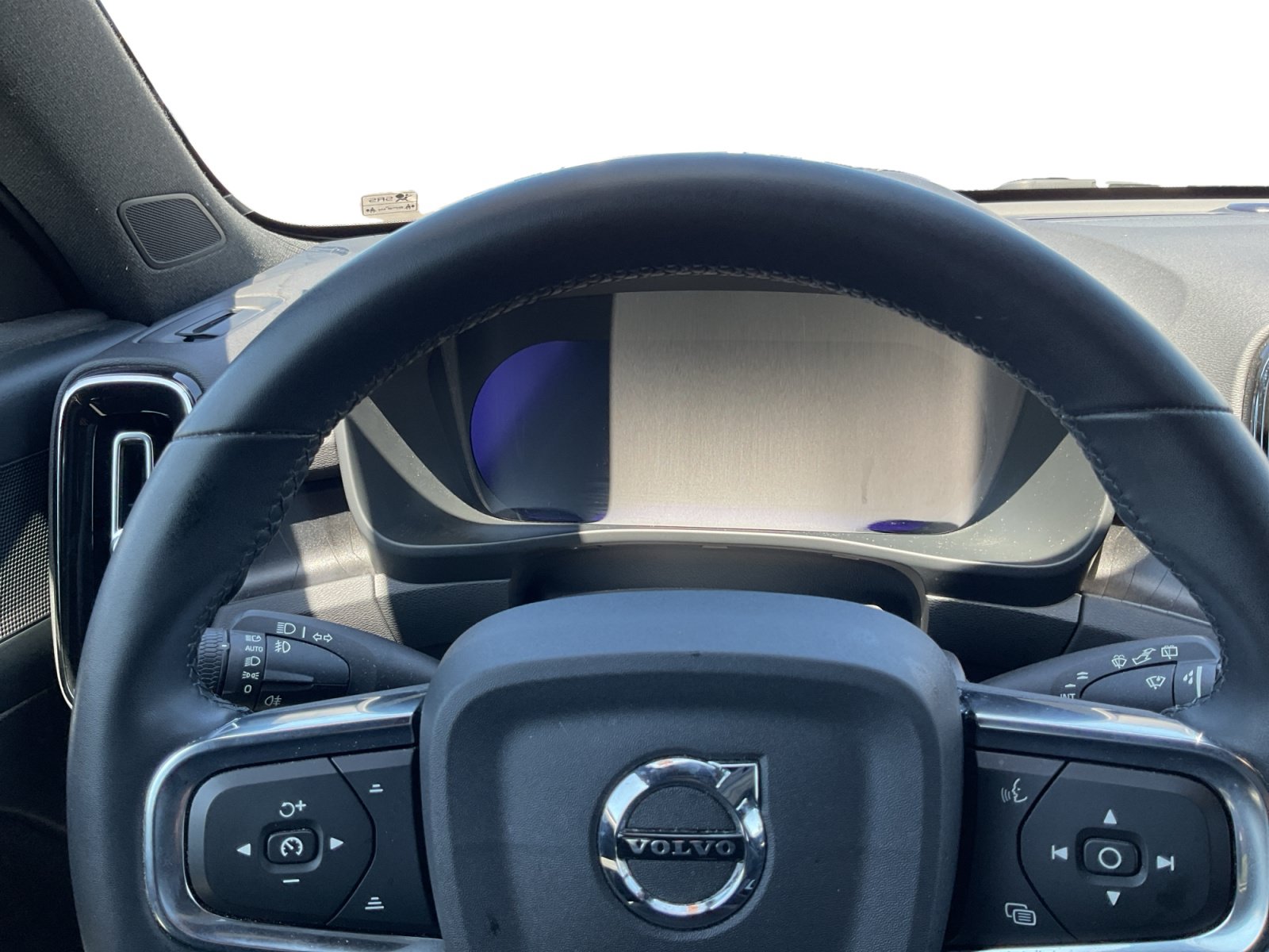 Used 2023 Volvo XC40 Recharge Core AWD/4WD image 12