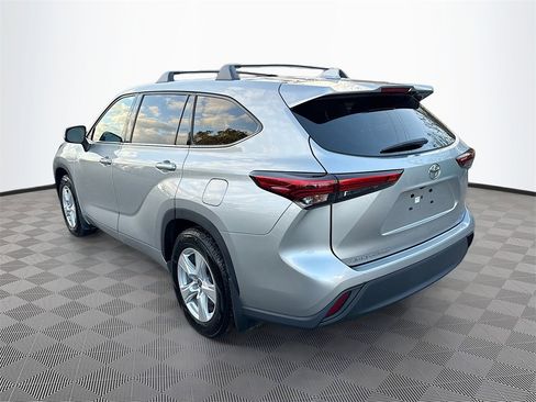 Used 2021 Toyota Highlander LE image 10