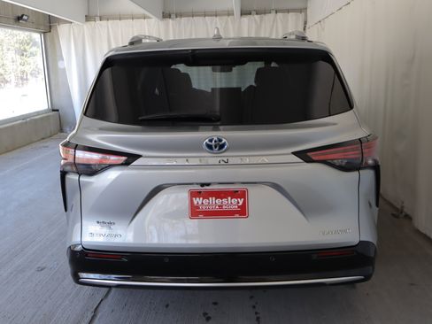Used 2025 Toyota Sienna Platinum image 26
