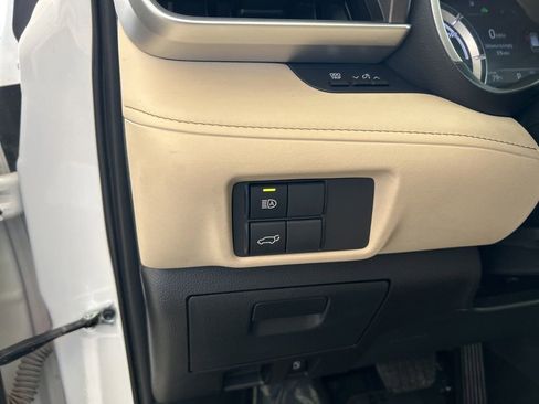 Used 2024 Toyota Highlander XLE image 36