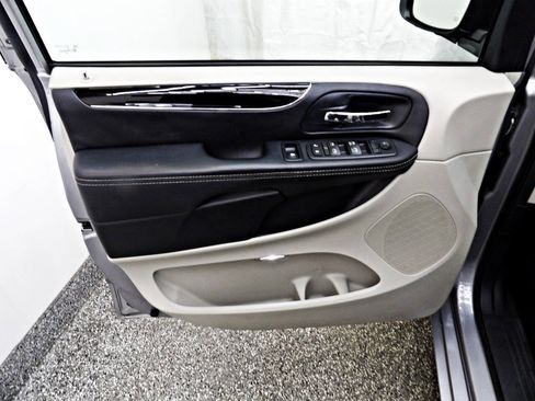 Used 2016 Dodge Grand Caravan SE FWD image 7