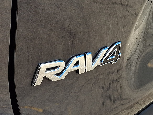 Certified 2022 Toyota RAV4 LE AWD/4WD image 18